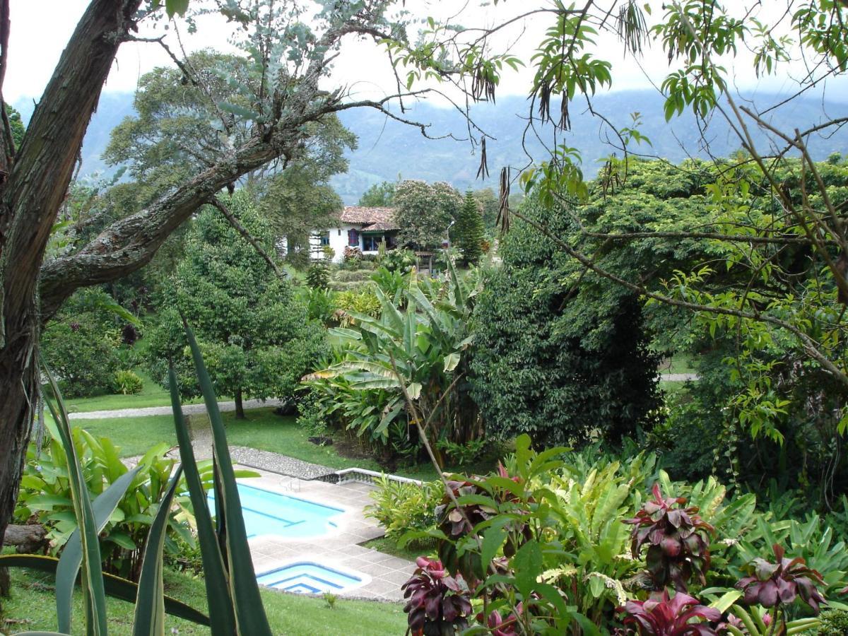 Finca La Colina Bed and Breakfast Calarcá Esterno foto