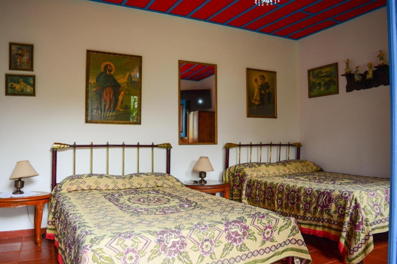 Finca La Colina Bed and Breakfast Calarcá Esterno foto