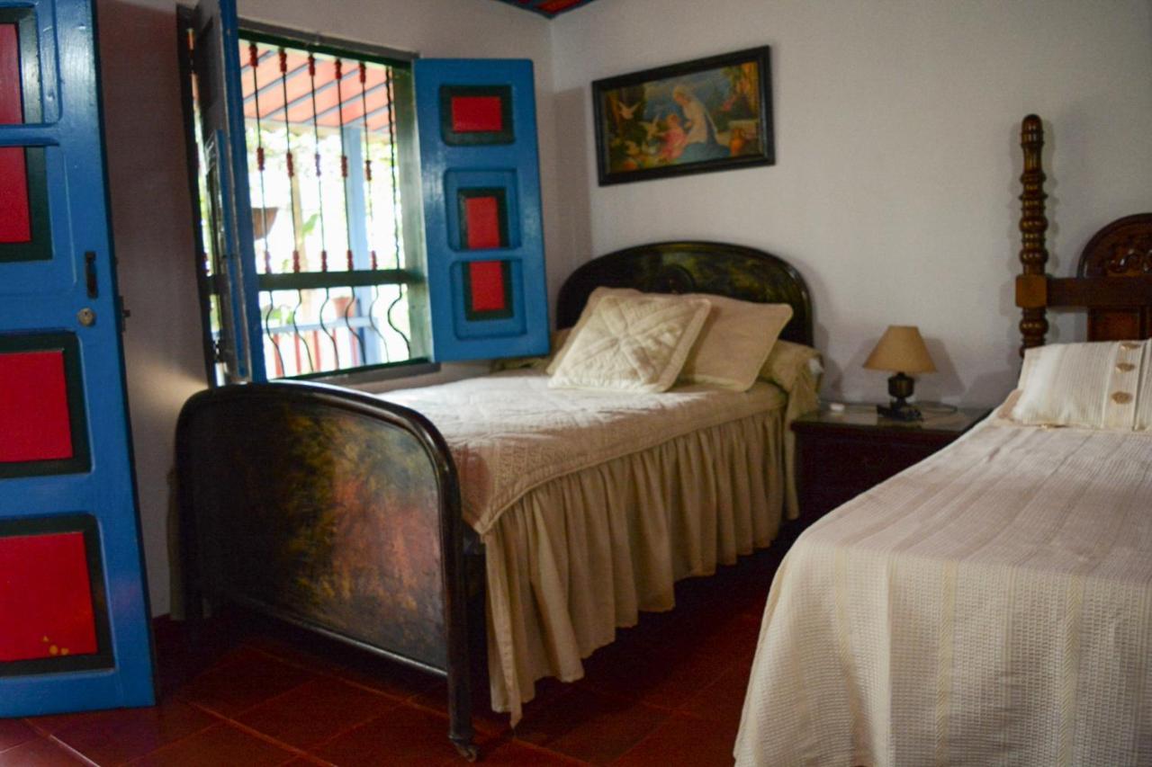 Finca La Colina Bed and Breakfast Calarcá Esterno foto