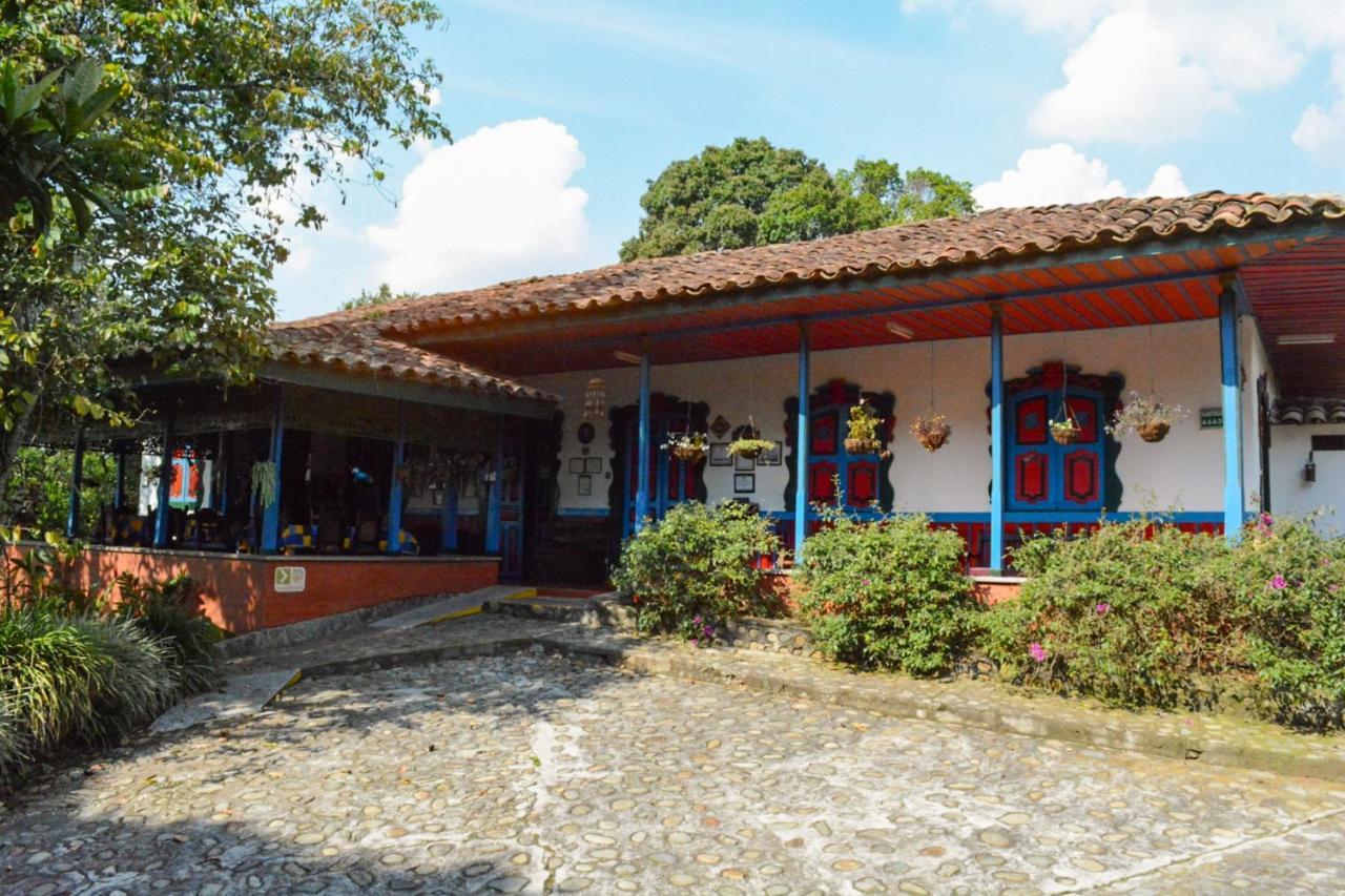 Finca La Colina Bed and Breakfast Calarcá Esterno foto