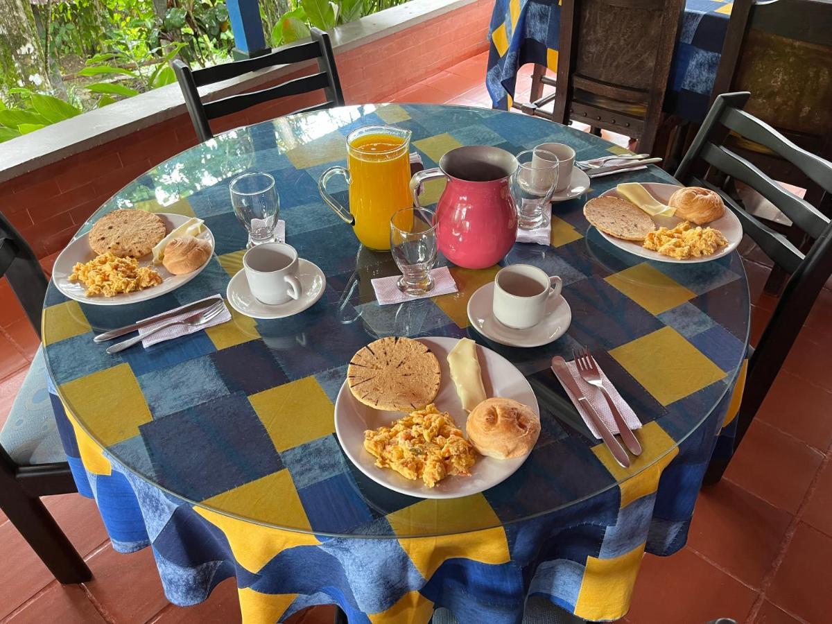Finca La Colina Bed and Breakfast Calarcá Esterno foto